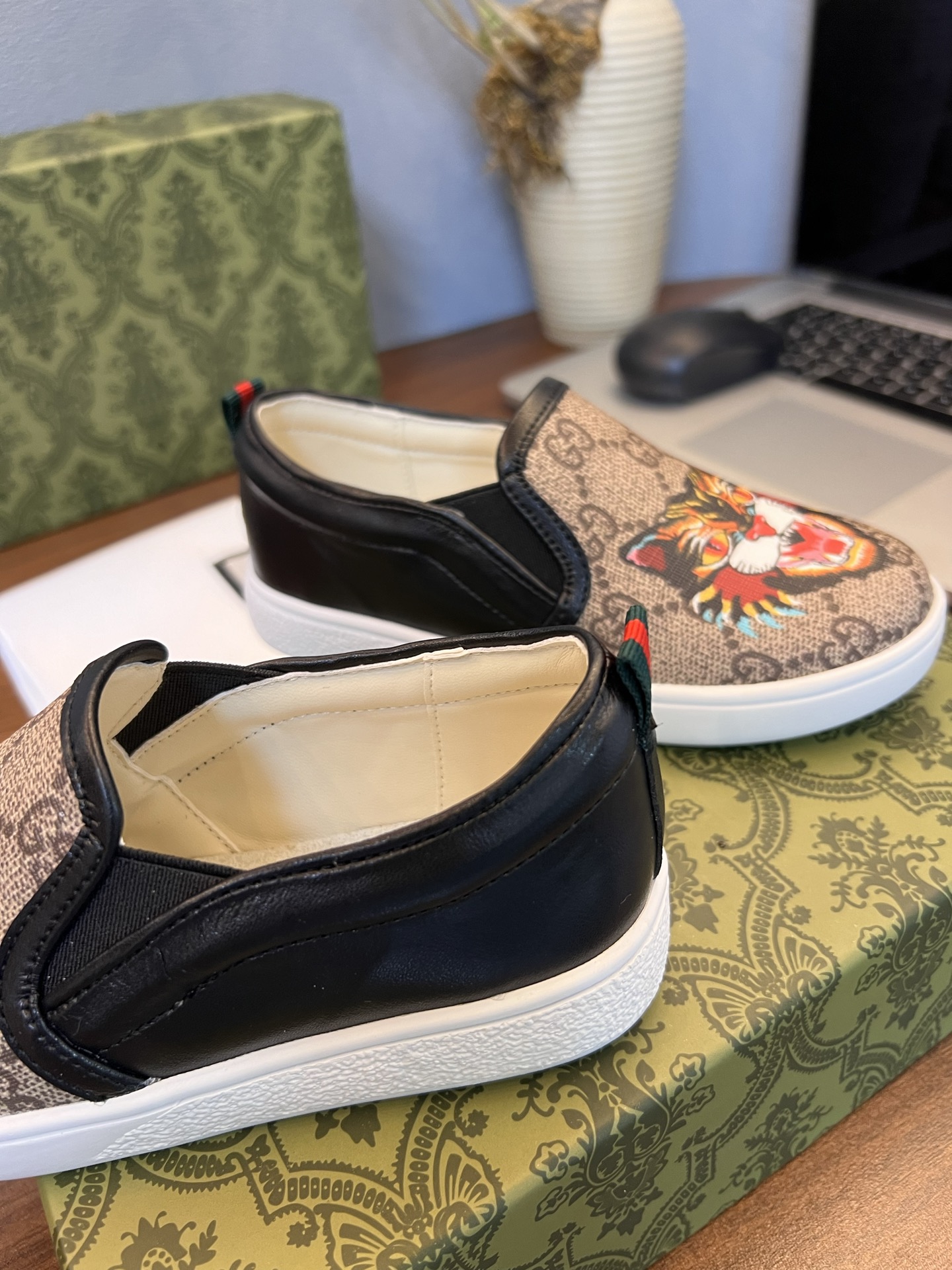 Children's shoes child
